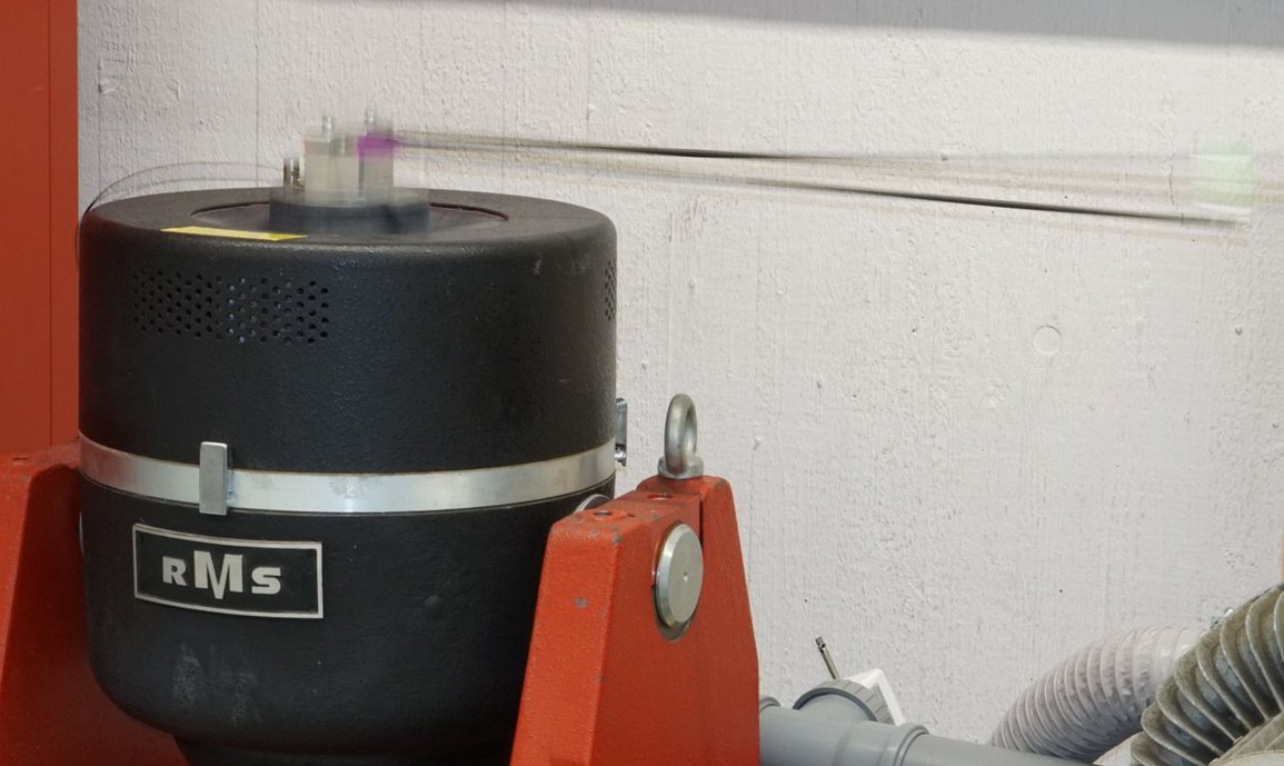 am Shaker befindet sich ein Stab, der in Bewegung gesetzt wird