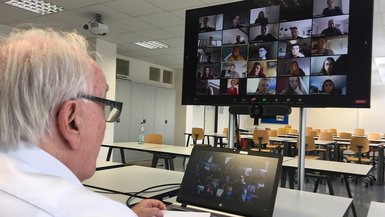 Prof. Dr. Hanspeter Gondring mit Studierenden in einer Online-Konferenz