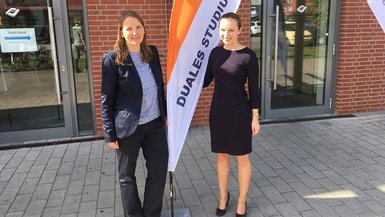 Ulrike Kienle und Cornelia Zeller auf der Konferenz „Zukunft Duales Studium“ der Hochschule Osnabrück (Foto v. li. nach re.) Ulrike Kienle und Cornelia Zeller auf der Konferenz „Zukunft Duales Studium“ der Hochschule Osnabrück (Foto v. li. nach re.)