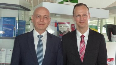 Martin Hipp (links) und Prof. Dr. Hellenkamp Martin Hipp (links) und Prof. Dr. Hellenkamp