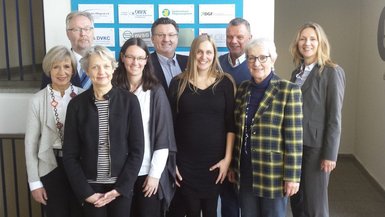 Von links nach rechts, vordere Reihe: Frau Zoller, Frau Prof. Holoch, Frau Heeskens, Frau Flaiz, Frau Eisenschink, Frau Prof. Simon, Hintere Reihe: Herr Breukmann, Herr Wagner, Herr Bechtel Von links nach rechts, vordere Reihe: Frau Zoller, Frau Prof. Holoch, Frau Heeskens, Frau Flaiz, Frau Eisenschink, Frau Prof. Simon, Hintere Reihe: Herr Breukmann, Herr Wagner, Herr Bechtel